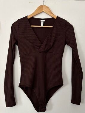 H&M Ribbed Long Sleeve V-Neck Bodysuit in Dark Brown